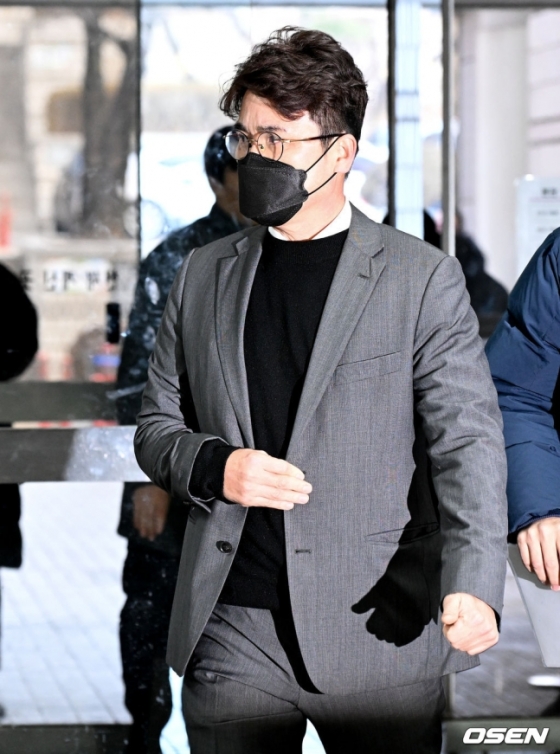 장정석 전 KIA 단장이 30일 서울중앙지법으로 영장실질심사를 받으러 들어가고 있다. 