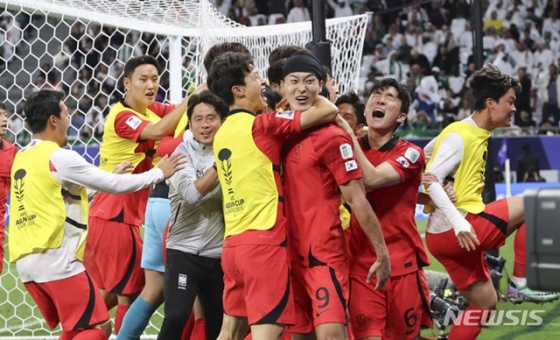 조규성의 동점골에 기뻐하는 한국 선수들. /사진=뉴시스 제공