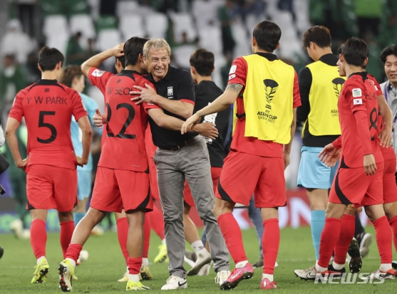 사우디전 승리 후 기뻐하는 클린스만 감독(가운데)과 한국 선수들. /사진=대한축구협회