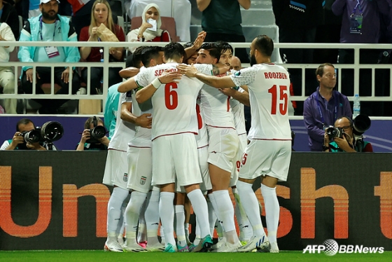 선제골을 넣고 기뻐하는 이란 선수들. /AFPBBNews=뉴스1