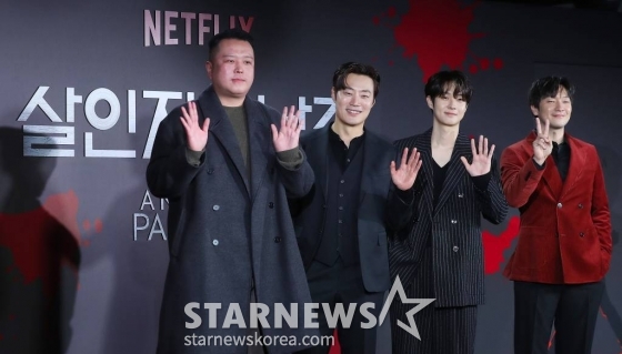 이창희 감독, 배우 이희준, 최우식, 손석구가 1일 오전 서울 용산구 몬드리안 서울 이태원에서 진행된 넷플릭스 시리즈 &#039;살인자ㅇ난감&#039; 제작발표회에 참석해 포즈를 취하고 있다.  &#039;살인자ㅇ난감&#039;은 우연히 살인을 시작하게 된 평범한 남자와 그를 지독하게 쫓는 형사의 이야기를 그린 넷플릭스 시리즈. 오는 9일 공개. 2024.02.01 /사진=김창현