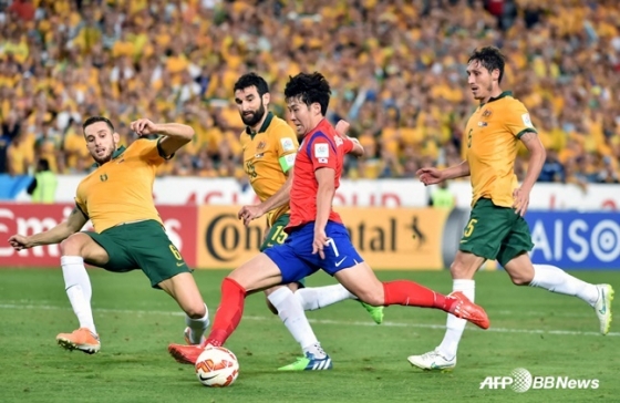 2015년 아시안컵 결승전에서 손흥민(가운데)이 호주 선수들 사이에서 공을 몰며 질주하고 있다.   /AFPBBNews=뉴스1