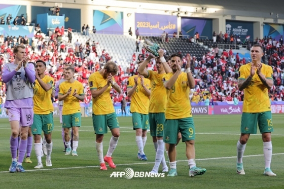 호주 대표팀 선수들이 지난 달 28일 인도네시아와 16강전에서 승리한 뒤 관중에게 인사하고 있다.  /AFPBBNews=뉴스1