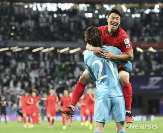 황희찬(위)이 지난 달 31일(한국시간) 사우디아라비아와 16강전 승부차기에서 승리를 확정지은 뒤 골키퍼 조현우와 함께 기뻐하고 윘다.  /AFPBBNews=뉴스1