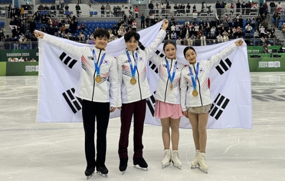 피겨 팀 이벤트 금메달을 차지한 김현겸(왼쪽부터), 이나무, 김지니, 신지아.   /사진=대한빙상경기연맹