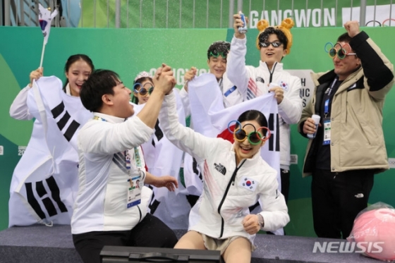 한국 피겨 선수단이 1일 팀 이벤트에서 금메달이 확정되자 기뻐하고 있다.  /사진=뉴시스