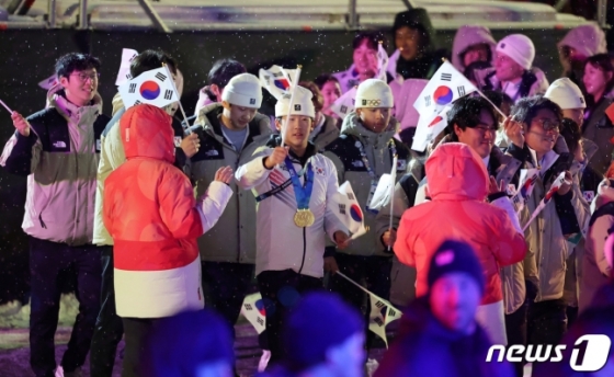 대한민국 선수단이 1일 오후 강원도 강릉 올림픽파크 야외무대에서 열린 2024 강원동계청소년올림픽 폐회식에 입장하고 있다. /사진=뉴스1