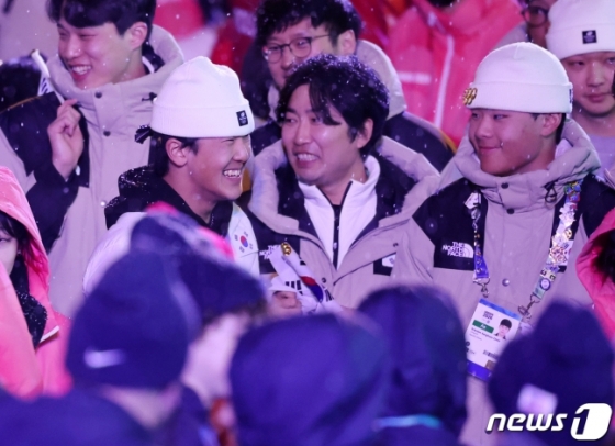 스노보드 2관왕 이채운(왼쪽 흰색 털모자)이 1일 오후 강원도 강릉 올림픽파크 야외무대에서 열린 2024 강원동계청소년올림픽 폐회식에서 미소와 함께 입장하고 있다. /사진=뉴스1