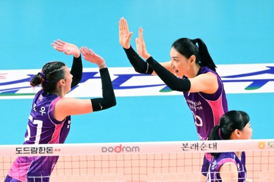 윌로우 존슨(왼쪽)과 김연경. /사진=한국배구연맹