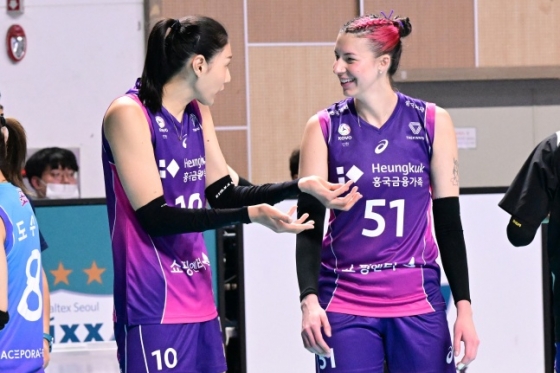 윌로우 존슨(오른쪽)과 김연경. /사진=한국배구연맹