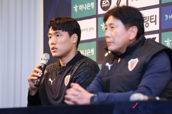 박태하(오른쪽) 감독과 이호재. /사진제공=한국프로축구연맹