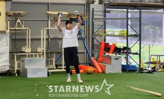 두산 양석환이 6일 호주 시드니 블랙타운 베이스볼파크 실내훈련장에서 커다란 타구를 날린 뒤 배트플립을 하고 있다. /사진=안호근 기자