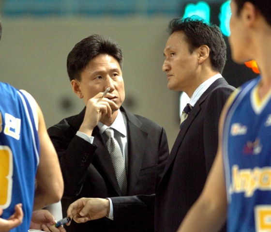 2006년 서울 삼성 시절의 안준호 감독(오른쪽)과 서동철 코치. /사진=KBL 