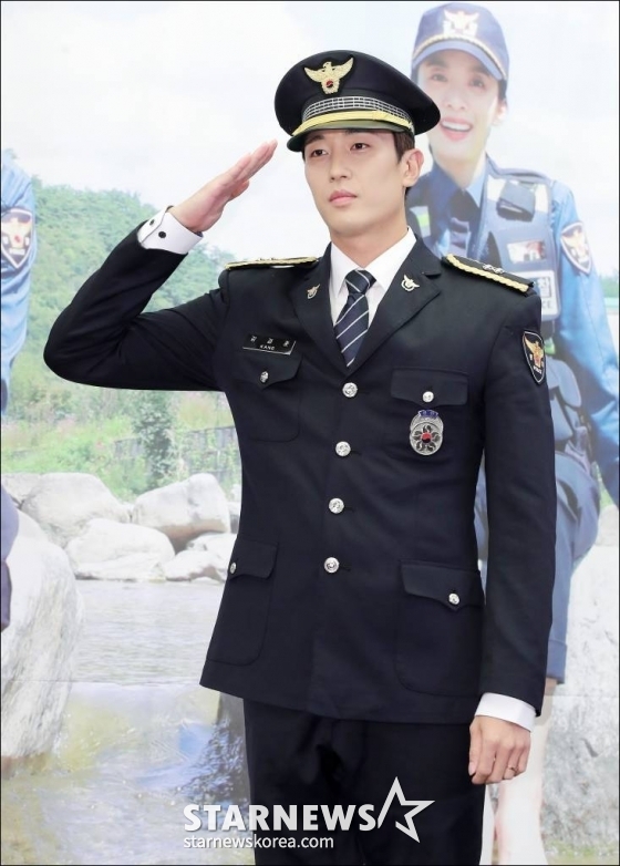  배우 강경준이 8일 오후 서울 마포구 상암동 스탠포드서울에서 열린 MBC에브리원 리얼리티 예능 &#039;시골경찰4&#039; 제작발표회에 참석해 포즈를 취하고 있다.  &#039;시골경찰&#039; 시리즈는 연예인들이 직접 시골 마을 순경으로 생활하며 모든 민원을 처리해 나가는 모습을 그린 리얼리티 프로그램이다. /사진=김창현 기자 chmt@