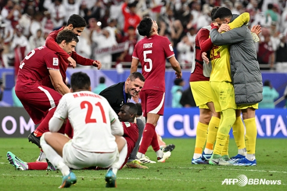 이란 선수들 앞에서 승리를 기뻐하는 카타르 선수들. /AFPBBNews=뉴스1