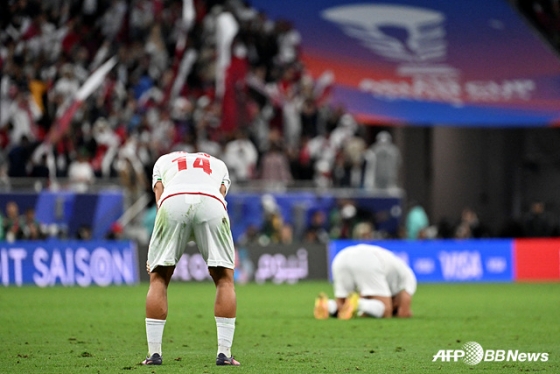 카타르전 패배에 실망하는 이란 선수들. /AFPBBNews=뉴스1