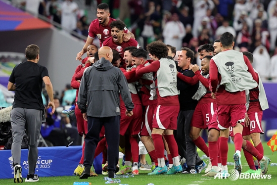 기뻐하는 카타르 선수들. /AFPBBNews=뉴스1