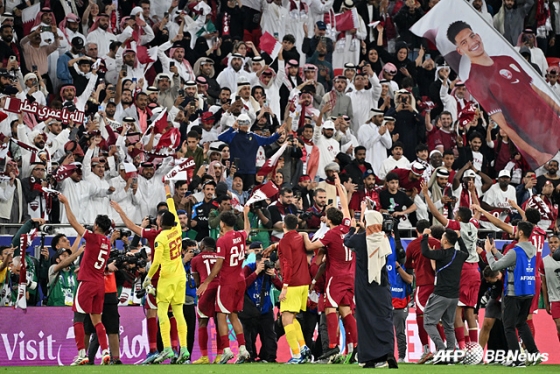 기뻐하는 카타르 선수들과 팬들. /AFPBBNews=뉴스1
