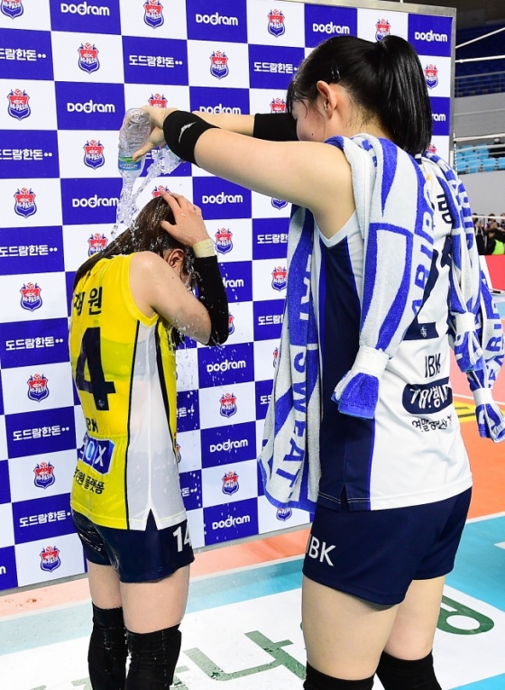 IBK기업은행 리베로 김채원(노란 옷)이 7일 한국도로공사전에서 승리한 후 수훈선수 인터뷰를 마치고 물세례를 받고 있다. /사진=한국배구연맹