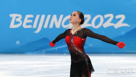 카밀라 발리예바가 2022년 베이징 동계올림픽 피겨 스케이팅에서 연기하고 있다. /사진=뉴시스