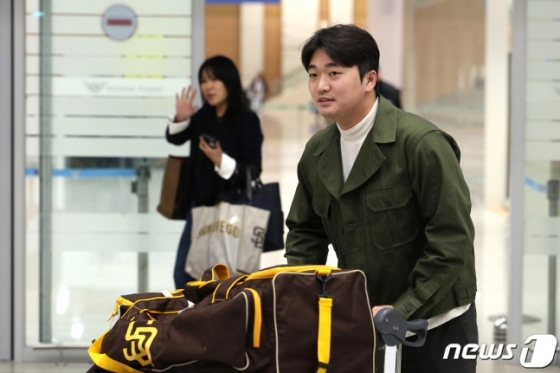 고우석이 6일 오전 인천국제공항을 통해 귀국하고 있다. /사진=뉴스1
