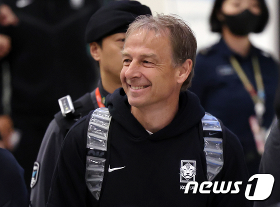 8일 인천국제공항을 통해 귀국한 위르겐 클린스만이 활짝 웃고 있다. /사진제공=뉴스1