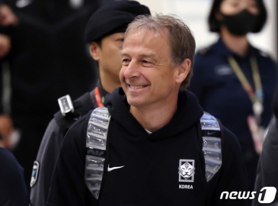 64년 만의 아시안컵 우승 꿈을 이루지 못한 위르겐 클린스만 축구대표팀 감독이 8일 오후 인천국제공항 제1터미널을 통해 귀국하고 있다. 앞서 축구 대표팀은 지난 7일(이하 한국시간) 카타르 알라이얀의 아흐마드 빈 알리 스타디움에서 열린 2023 아시아축구연맹(AFC) 카타르 아시안컵 준결승전에서 요르단에 2대 0으로 완패하며 결승 진출에 실패, 1956년 제1회 대회와 1960년 제2회 대회에서 2연패를 이룬 이래 64년 만의 아시안컵 우승을 해내는 데 실패했다. /사진=뉴스1