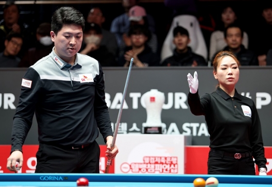 조건휘(왼쪽)가 2023~2024 PBA 투어 8차전 &#039;웰컴저축은행 웰뱅 PBA-LPBA 챔피언십&#039; PBA 결승전에서 득점하고 있다.  /사진=PBA 투어