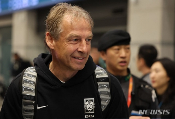 공항 입국 후 축구 팬들의 냉대 속에도 미소를 짓고 있는 클린스만 감독.  /사진=뉴시스