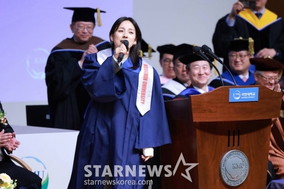 가수 이효리(공연예술학부 연극영화전공 98학번)가 14일 오전 서울 성북구 국민대학교 콘서트홀에서 열린 '2023학년도 전기 학위수여식'에서 축하공연을 하고 있다. 2024.02.14 /사진=김창현