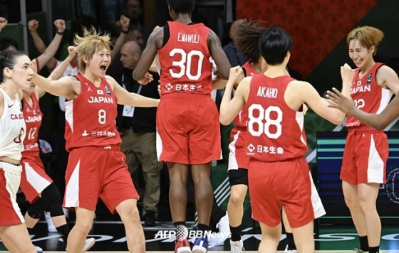 일본 여자 농구 대표팀 선수들이 지난 12일(한국시간) 캐나다를 꺾고 파리 올림픽 출전권을 따낸 후 기뻐하고 있다.  /AFPBBNews=뉴스1