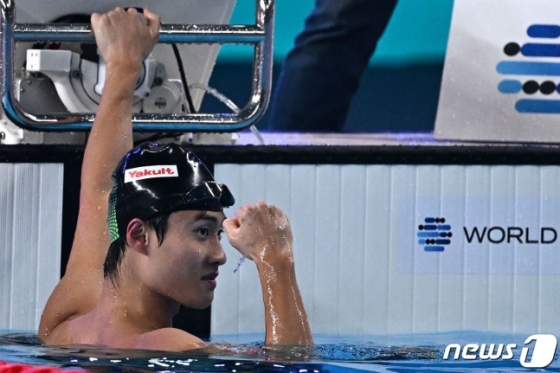 황선우가 지난 14일(한국시간) 세계수영선수권대회 남자 자유형 200m 결승에서 우승을 차지한 뒤 주먹을 쥐어보이고 있다.  /사진=뉴스1