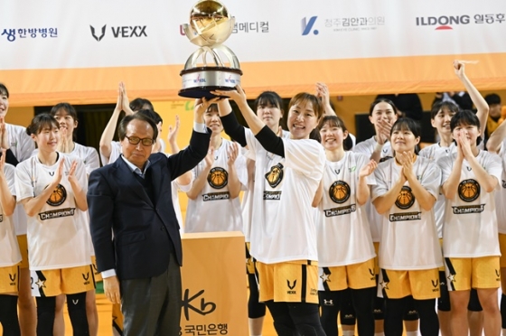 이병완 WKBL 총재(왼쪽)와 KB스타즈 주장 염윤아가 2023~24시즌 정규시즌 우승 트로피를 들고 있다. /사진=WKBL