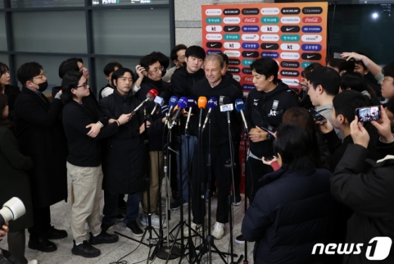 위르겐 클린스만 한국 축구대표팀 감독(가운데)이 8일 오후 인천국제공항 제1터미널을 통해 귀국 후 취재진의 질의에 답변하고 있다. /사진=뉴스1