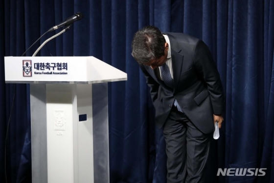 정몽규 대한축구협회 회장이 지난해 서울 종로구 축구회관에서 열린 비리 축구인 사면 재논의 임시 이사회를 마친 후 승부조작범 등 사면 전격 철회 입장을 발표한 후 인사하고 있다. /사진제공=뉴시스 