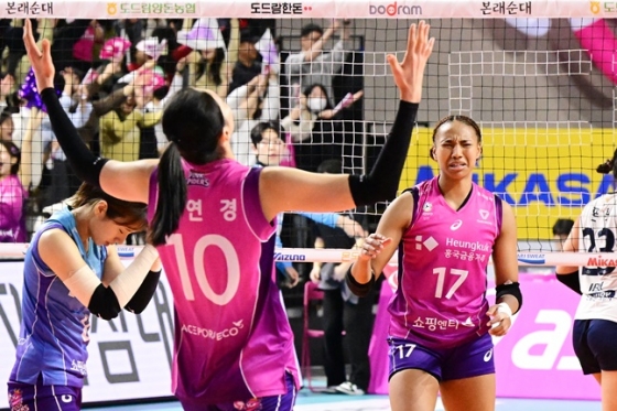 팀 승리가 확정된 뒤 기뻐하는 김연경(가운데)과 눈물을 흘리는 레이나(오른쪽). /사진=KOVO