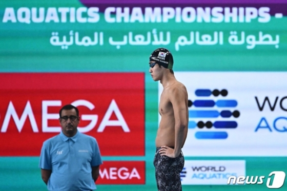 황선우가 16일(한국시간) 세계수영선수권 남자 자유형 100m 결승을 준비하고 있다. /사진=뉴스1