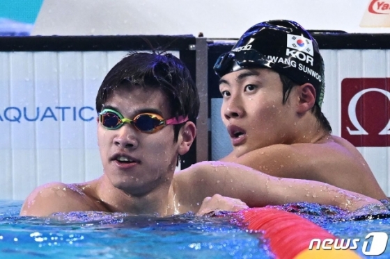중국의 판잔러(왼쪽)와 황선우가 16일(한국시간) 남자 자유형 100m 결승 후 어딘가를 바라보고 있다. /사진=뉴스1