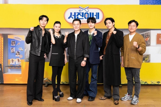  박서준, 정유미, 이서진, 최우식, 뷔, 나영석PD tvN 예능 &#039;서진이네&#039; 제작발표회에 참석해 포즈를 취하고 있다. /사진제공=CJENM 2023.02.22