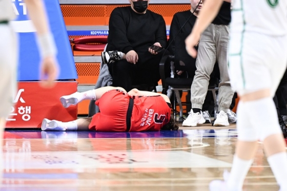 BNK 김민아가 경기 중 부상을 당해 고통스러워 하고 있다. /사진=WKBL
