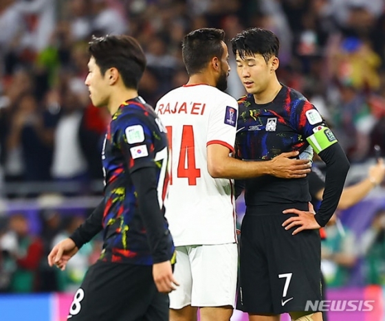 4강 요르단전에 패한 뒤 이강인(왼쪽)과 손흥민(오른쪽). /사진=뉴시스 제공