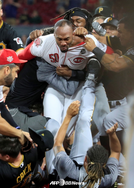 아미르 가렛(가운데 50번)이 지난 2019년 7월 31일 피츠버그전에서 상대 선수들을 향해 돌진하다가 둘러싸인 채 몸싸움을 벌이고 있다. /AFPBBNews=뉴스1