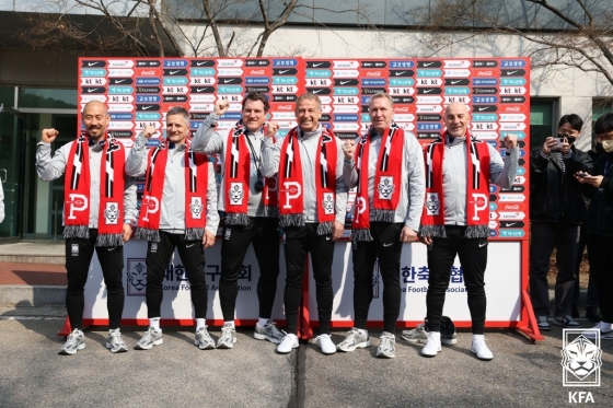 지난해 2월 클린스만(오른쪽에서 세 번째) 한국 대표팀 감독 부임 당시. 클린스만 왼쪽에는 헤어초크. /사진제공=대한축구협회(KFA)
