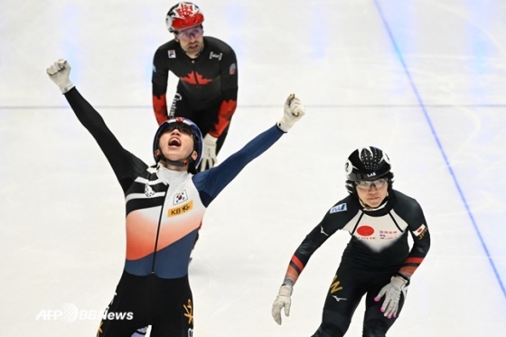 박지원(왼쪽)이 19일(한국시간) 쇼트트랙 월드컵 6차 대회 남자 1000m 결선에서 1위로 결승선을 통과하며 환호하고 있다. /AFPBBNews=뉴스1