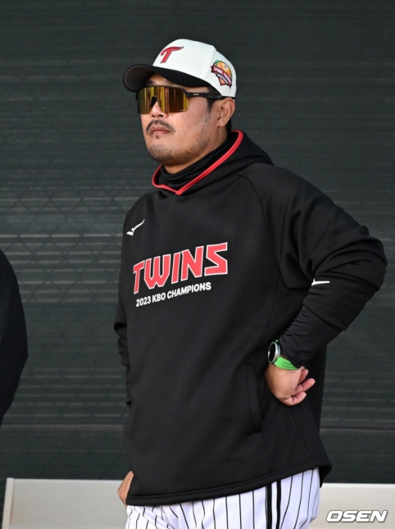 LG 이호준 코치가 지난 6일(한국시간) 미국 애리조나주 스코츠데일에 위치한 인디언 스쿨 파크 베이스볼 필드에서 열린 LG 트윈스의 스프링캠프 현장에서 불펜 피칭을 바라보고 있다. 