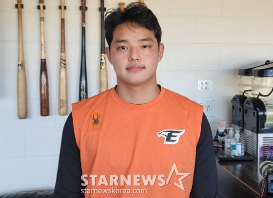 문동주 또한 호주 멜버른 전지훈련지에서 만나 류현진의 복귀에 대해 &quot;엄청난 도움이 될 것이다. 보고 열심히 해도 많은 발전을 이룰 수 있을 것&quot;이라고 기대감을 나타냈다./사진=안호근 기자 