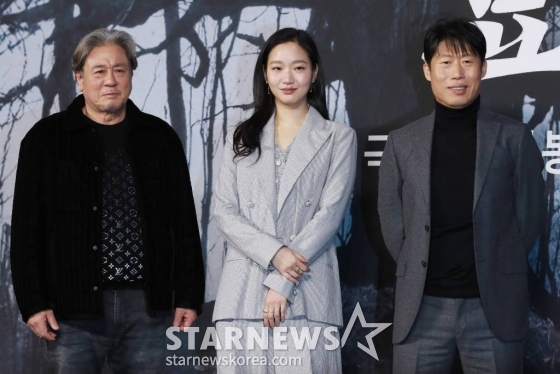 배우 최민식, 김고은, 유해진이 17일 오전 서울 더플라자 호텔에서 진행된 영화 &#039;파묘&#039;(감독 장재현) 제작발표회에 참석해 포즈를 취하고 있다.  거액의 돈을 받고 수상한 묘를 이장한 풍수사와 장의사, 무속인들에게 벌어지는 기이한 사건을 담은 오컬트 미스터리 영화 &#039;파묘&#039;는 오는 2월 개봉 예정이다. /2024.01.17 /사진=이동훈