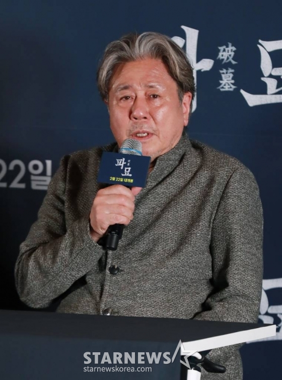 배우 최민식이 20일 오후 서울 강남구 메가박스 코엑스에서 진행된 영화 &#039;파묘&#039;(감독 장재현) 언론시사회 및 기자간담회에 참석해 질문에 답하고 있다.  거액의 돈을 받고 수상한 묘를 이장한 풍수사와 장의사, 무속인들에게 벌어지는 기이한 사건을 담은 오컬트 미스터리 영화 &#039;파묘&#039;는 오는 22일 개봉한다. /2024.02.20 /사진=이동훈