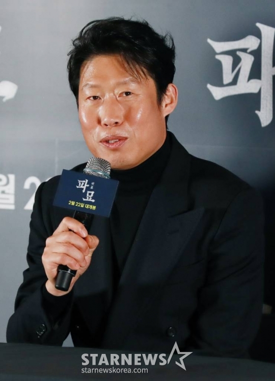 배우 유해진이 20일 오후 서울 강남구 메가박스 코엑스에서 진행된 영화 &#039;파묘&#039;(감독 장재현) 언론시사회 및 기자간담회에 참석해 질문에 답하고 있다.  거액의 돈을 받고 수상한 묘를 이장한 풍수사와 장의사, 무속인들에게 벌어지는 기이한 사건을 담은 오컬트 미스터리 영화 &#039;파묘&#039;는 오는 22일 개봉한다. /2024.02.20 /사진=이동훈