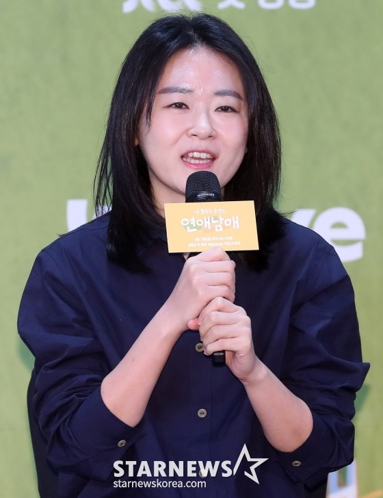 이진주 PD가 21일 오전 경기 고양시 소노캄 호텔에서 진행된 JTBC X 웨이브 예능 &#039;연애남매&#039; 제작발표회에 참석해 인사말을 하고 있다. /사진=김창현 기자